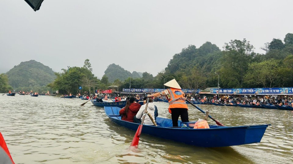 Hoạt động chở khách trên suối Yến