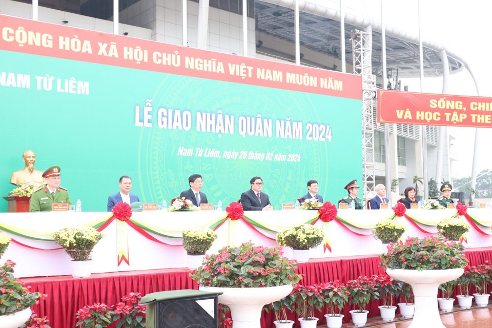 Phó Chủ tịch HĐND TP Hà Nội Phạm Quý Tiên dự Lễ giao, nhận quân tại quận Nam Từ Liêm. Ảnh: Nha Trang