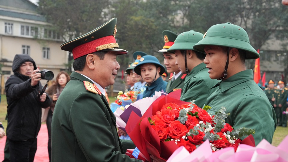 Thứ trưởng Bộ Quốc Phòng Lê Huy Vịnh tặng hoa chúc mừng các đơn vị nhận quân.