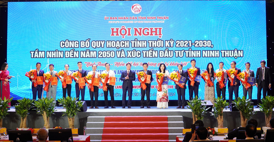 Ninh Thuận trao biên bản ghi nhớ cho các nhà đầu tư, doanh nghiệp. (Ảnh: Trung Nhân)