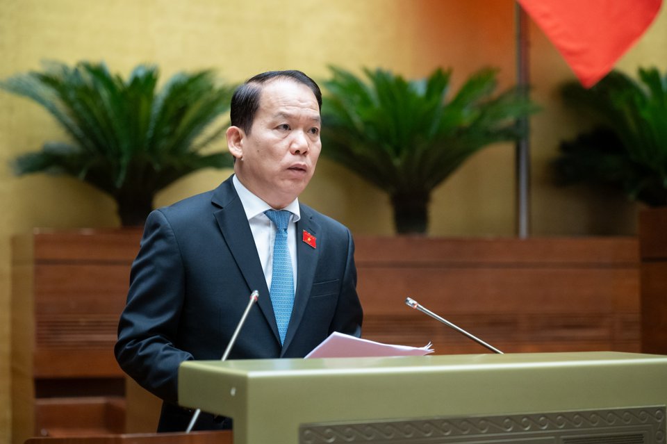 Chủ nhiệm Ủy ban Pháp luật của Quốc hội Hoàng Thanh Tùng trình bày báo cáo Thẩm tra dự án Luật Công chứng (sửa đổi)
