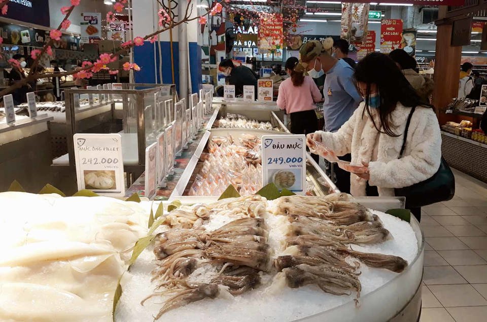 Người tiêu dùng mua thực phẩm tươi sống trong thời điểm cuối năm tại siêu thị Tops Market. Ảnh: Hoài Nam