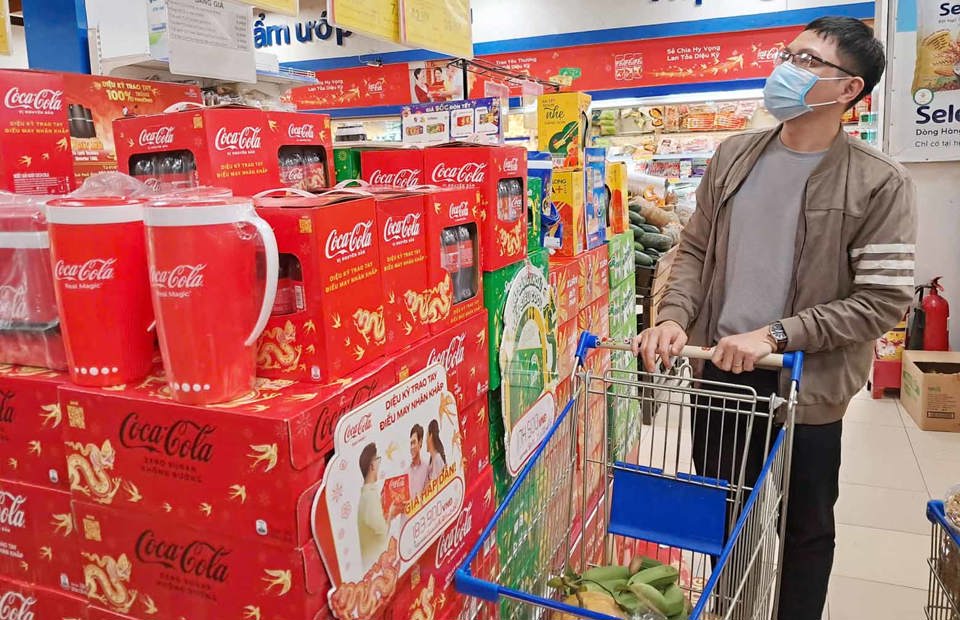 Người tiêu dùng mua nước giải khát chuẩn bị Tết Nguyên đán tại siêu thị Co,op Mart. Ảnh: Hoài Nam