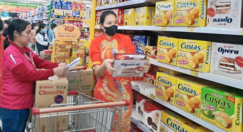 Người tiêu dùng mua bánh kẹo trong thời điểm cuối năm tại siêu thị Tops Market. Ảnh: Hoài Nam