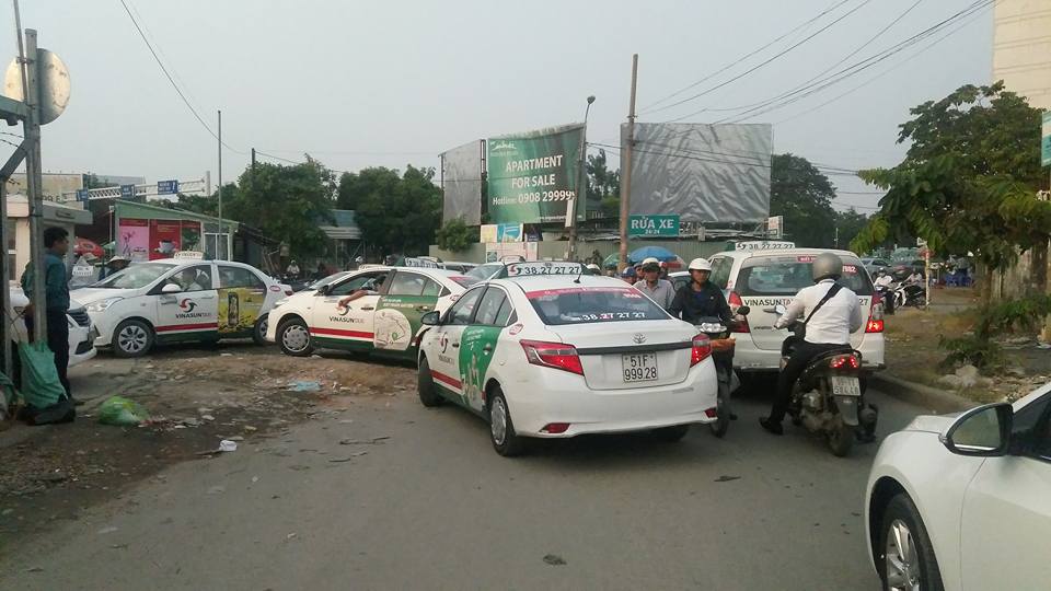 vi phạm nút giao thông sân bay Tân Sơn Nhất, cấm ô tô, đi ngươc chiều