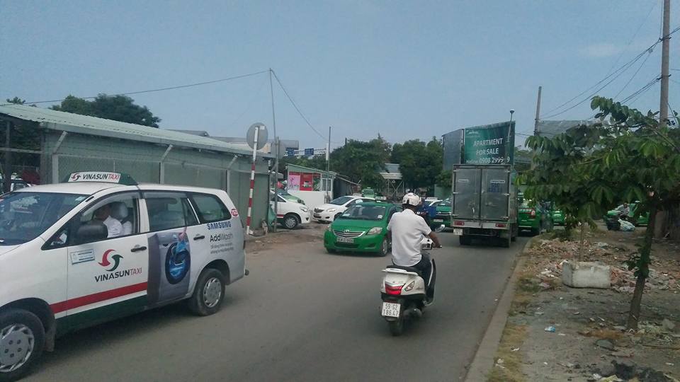 vi phạm nút giao thông sân bay Tân Sơn Nhất, cấm ô tô, đi ngươc chiều