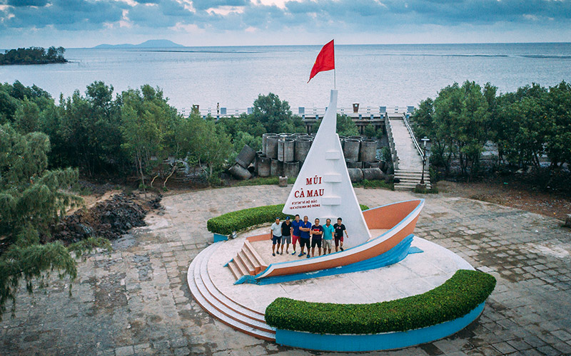 Biểu tượng con tàu Việt Nam với lá cờ đỏ sao vàng tung bay trước gió vươn ra biển khơi, nhỏ bé nhưng linh thiêng