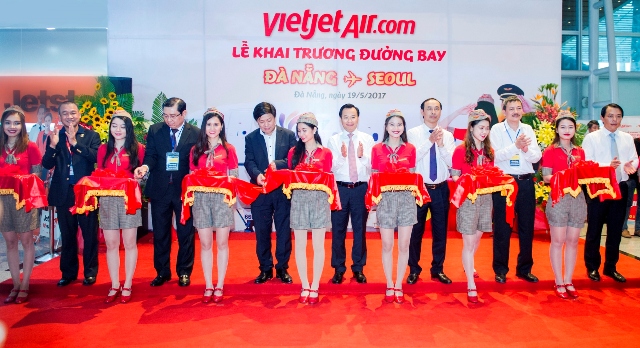 Ủy viên TW Đảng, Bí thư Thành ủy, Chủ tịch HĐND TP. Đà Nẵng Nguyễn Xuân Anh; Thứ trưởng Bộ Giao thông Vận tải Lê Đình Thọ thực hiện nghi thức khai trương đường bay