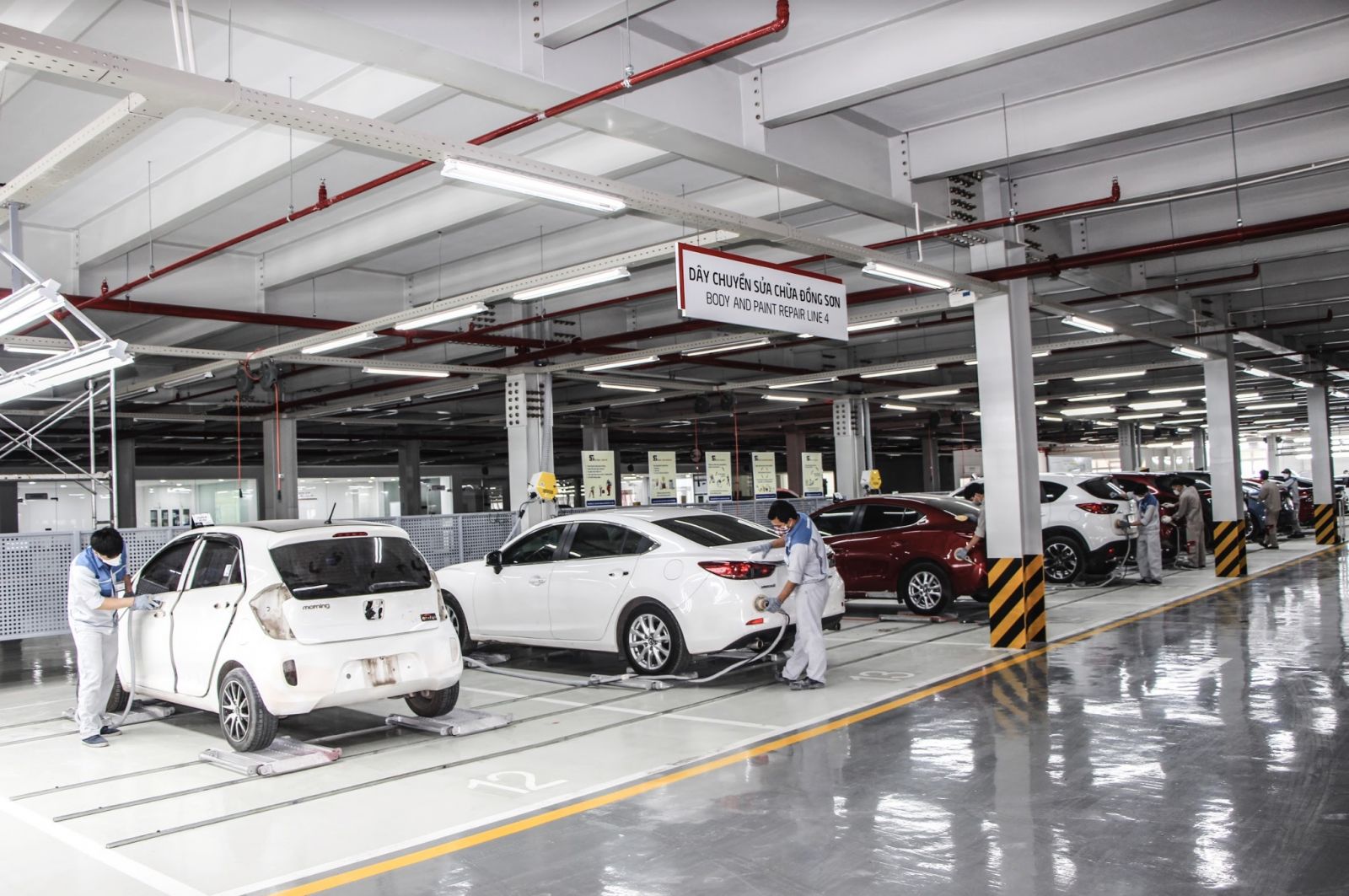 Kỹ thuật viên đang thực hiện đồng sơn trên hệ thống dây chuyền (Ảnh 28)