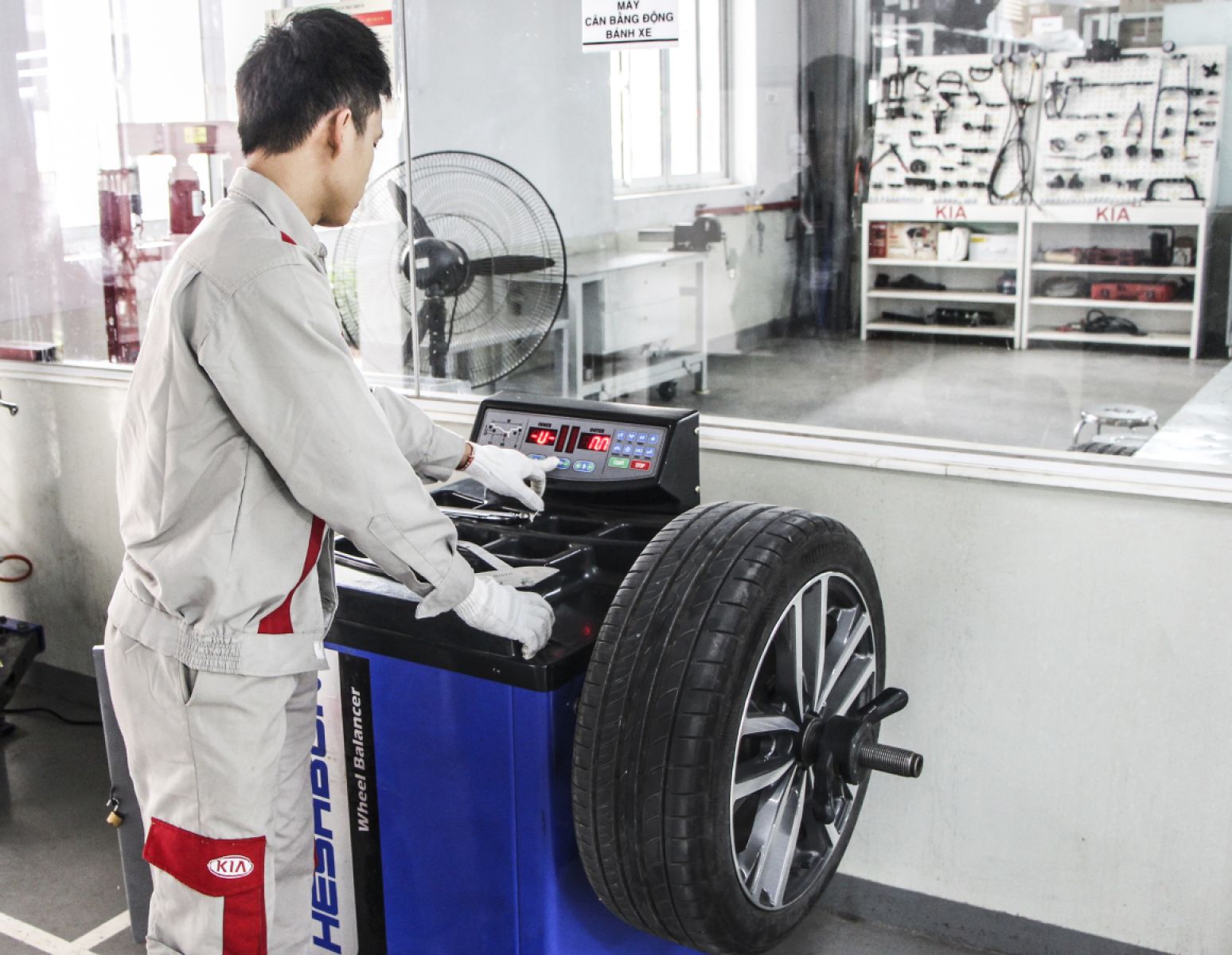 Kỹ thuật viên vận hành thiết bị Cân bằng động bánh xe 