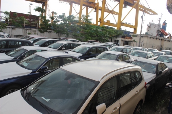 Trên 100 xe BMW phơi mưa, nắng tại cảng VICT. Ảnh: T.H