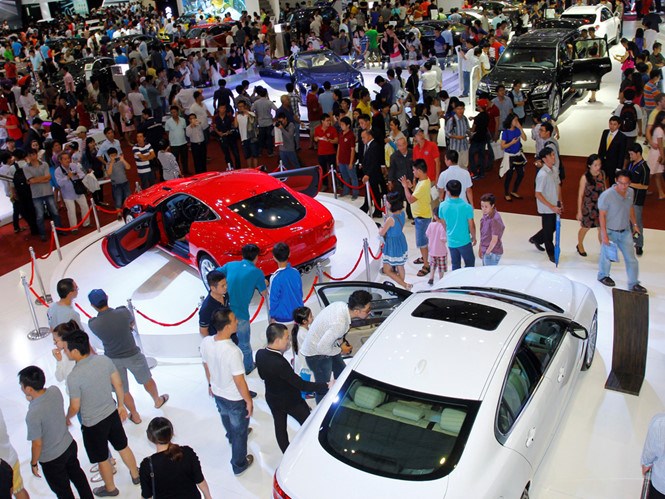 Xe hơi được giới thiệu và chào bán trong hội chợ 