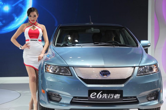 Mẫu xe ô tô điện BYD E6 của Trung Quốc 