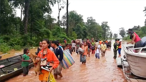 Người dân sơ tán tới chỗ an toàn ở huyện Sanam Xay, tỉnh Attapeu hôm 24/7. Ảnh: Reuters.